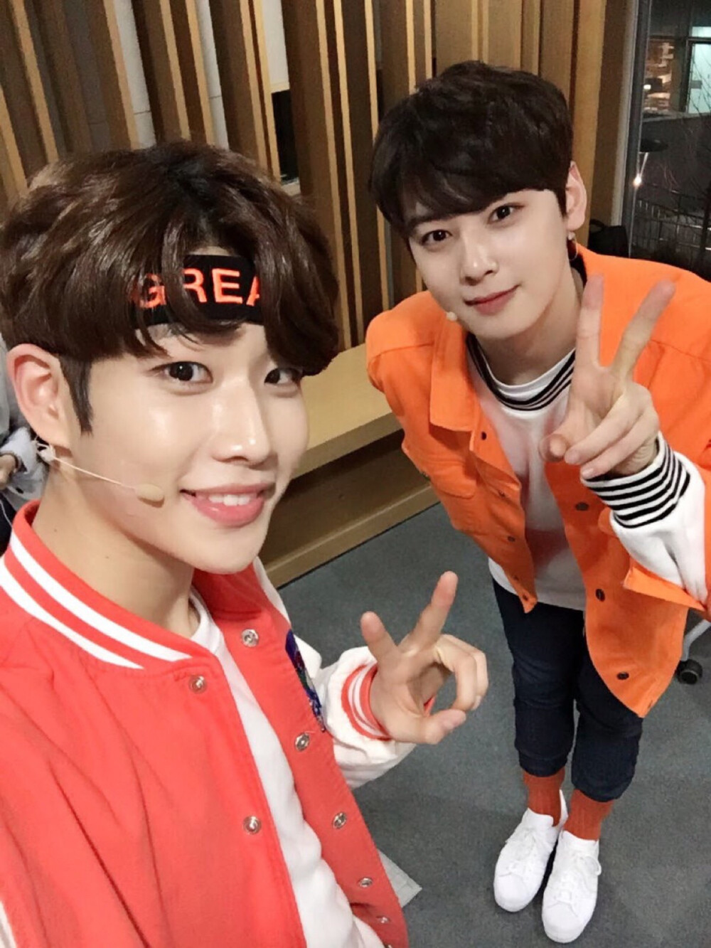 Astro（아스트로）金明俊（MJ）朴真祐（JINJIN）车银优（EUNWOO）文彬（MOONBIN）朴敏赫（Rocky）尹产贺（Yoon SANHA）AROHA