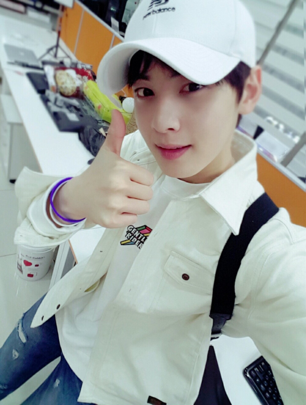 Astro（아스트로）金明俊（MJ）朴真祐（JINJIN）车银优（EUNWOO）文彬（MOONBIN）朴敏赫（Rocky）尹产贺（Yoon SANHA）AROHA