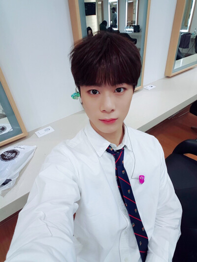 Astro（아스트로）金明俊（MJ）朴真祐（JINJIN）车银优（EUNWOO）文彬（MOONBIN）朴敏赫（Rocky）尹产贺（Yoon SANHA）AROHA