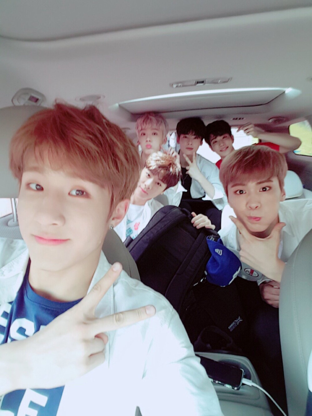 Astro（아스트로）金明俊（MJ）朴真祐（JINJIN）车银优（EUNWOO）文彬（MOONBIN）朴敏赫（Rocky）尹产贺（Yoon SANHA）AROHA