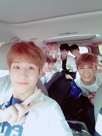 Astro（아스트로）金明俊（MJ）朴真祐（JINJIN）车银优（EUNWOO）文彬（MOONBIN）朴敏赫（Rocky）尹产贺（Yoon SANHA）AROHA