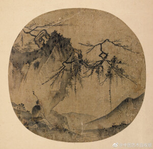 南宋 马远（传）《山水图》 】册页，绢本设色，25.5×25.7cm，维多利亚和阿尔伯特博物馆藏。 此图用笔苍劲而简略，大斧劈皴极其干净利索，树干瘦硬如屈铁，右下角露出重叠的山峰，笔筒意繁。