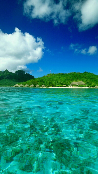 博拉博拉岛
位于法国瓦伊塔佩，塔西提岛(Tahiti)东北约265公里。
是南太平洋中部法属玻里尼西亚的社会群岛中背风群岛的一个火山岛，三百多万年前，博拉-博岛从海中升起，成为一座巨大的火山，周围生长着一圈珊瑚。珊…