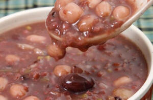 ❁『芸豆红豆粥』❁用料：米，红豆，芸豆，盐。
做法：1、将米、红豆都分别清洗好，放入锅中。
2、加水用中偏小的火熬煮20分钟，沸腾后转至最小火，令水分充分融入米粒中，红豆的香气渗出。
3、待水分有所蒸发后，将芸豆也一并加入，同时撒点盐调味，当粥变得浓稠即可。