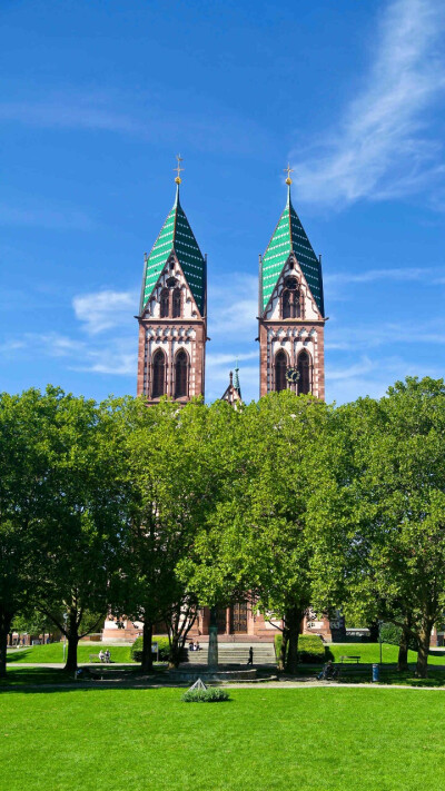 弗莱堡
位于德国西南边陲、靠近法国和瑞士的弗莱堡（Freiburg im Breisgau）是德国巴登-符腾堡州布赖施高县的一座城市，位于黑森林南部的最西端，人口约20万。
很多人认为弗莱堡是德国最温暖，阳光最灿烂的城市。也…