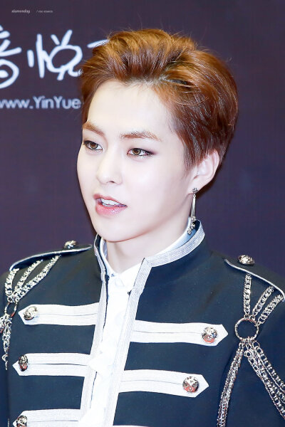 Xiumin 金珉锡 김민석 EXO
cr.logo