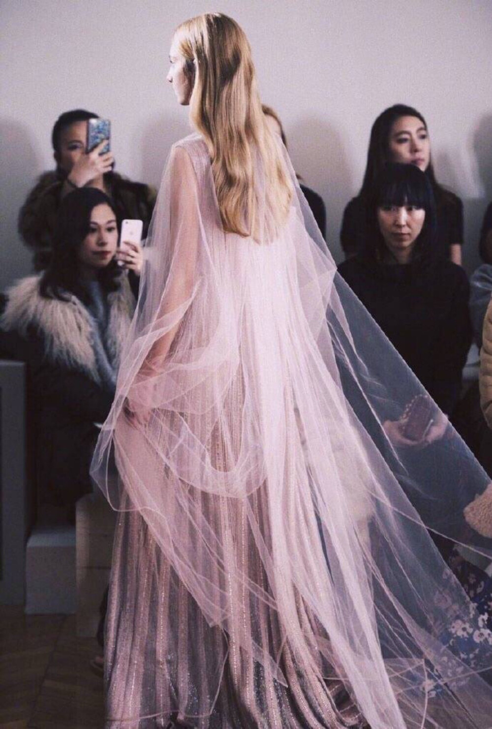 Valentino SS 2017 Haute Couture，梦幻飘渺的裙子，象不象青丘女帝白浅上神的衣服呀.[偷笑] ​