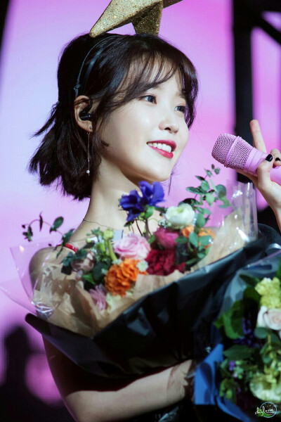 女神iu 拿图点赞 点关注