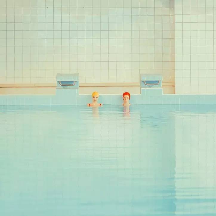 斯洛伐克摄影师Mária Švarbová的《In The Swimming Pool》系列，简单的空间线条、清爽的蓝绿色调与红色形成对比，仿佛安静氛围里隐藏着的强烈情感，时尚复古的拍摄手法，探索人与环境、他人、自身的联系。