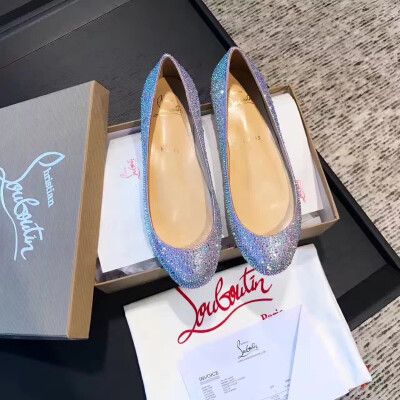 ChristianLouboutin2017'ss满钻单鞋 ，原版打造 ，咱家要做就做最好 鞋面采用进口奥钻，多层切割面 Bling Bling 原版打造鞋型优美 圆头浅口原版打造非常秀气包脚，不笨拙 内里采用水晶羊皮透气舒适，意大利真皮红底 …