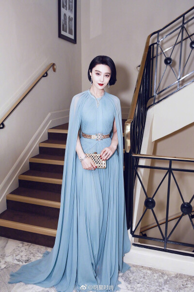 范冰冰身着一袭Elie Saab 2017春夏高级定制浅蓝色礼服，以短发形象亮相第70届戛纳电影节开幕红毯，一抹蓝色显得独特又清爽。 ​​​