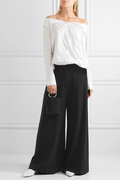 Stella McCartney 这款 “Darci” 长裤将顺滑垂坠的黑色绉纱剪裁成宽松的低腰阔腿裤型，并饰以简洁利落的裤身压痕。不妨搭配时尚摩登的衬衫和拖鞋穿着，轻松演绎优雅大方的品牌风格。