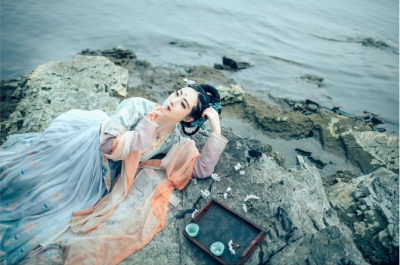 秋题未写桐叶笺，春妆尚带桃花酒。