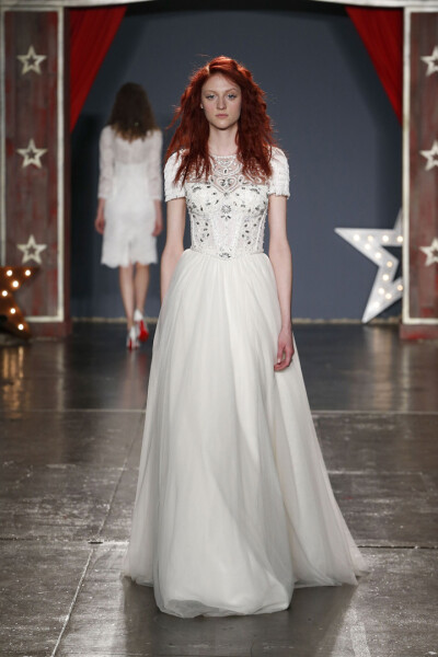 英国设计师品牌 Jenny Packham 2018春夏婚纱系列