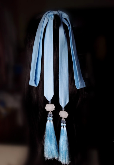 绾结流苏重，缤纷宝带斜。