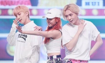 Triple H(트리플 H) 3人组混声组合Triple H(泫雅&HUI(李会泽)&E'DAWN(金晓钟) TRIPLE H 金泫雅（Kim Hyun A） 李会泽（Hui） 金孝钟（E'Dawn） 美图 壁纸 马儿 泫雅