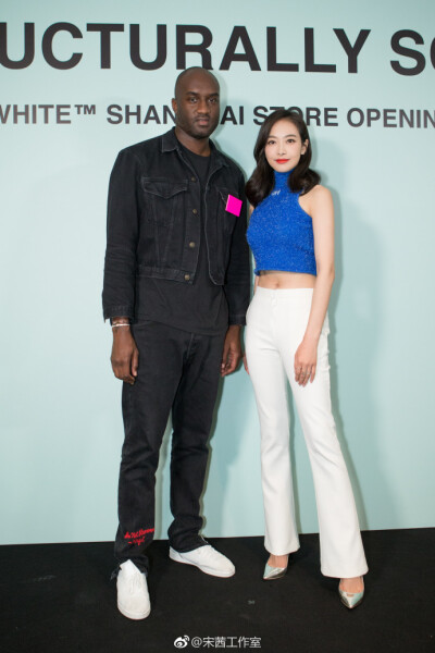 宋茜 OFF-WHITE c/o Virgil Abloh全新店铺在上海芮欧百货开幕，宋茜与品牌创始人Virgil Abloh出席开幕式