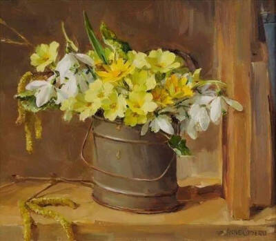 Anne Cotterill，英国一位画画的老奶奶，她比下的花卉每一瓣都好像有自己的灵魂，不管是盛放在什么样容器里，他们都具有鲜活的生命力。