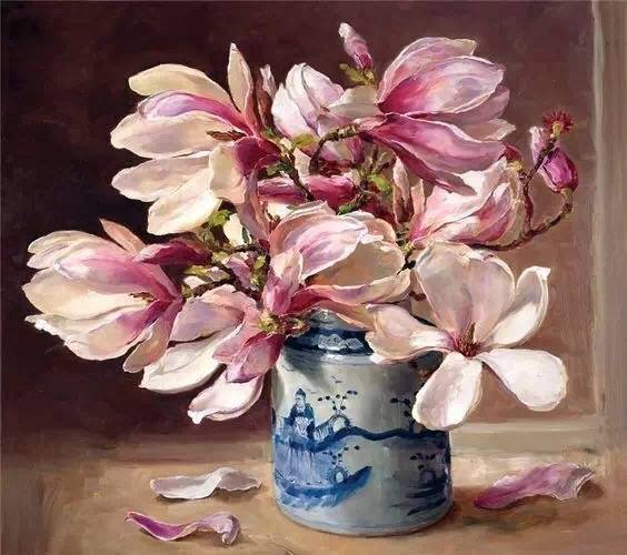 Anne Cotterill，英国一位画画的老奶奶，她比下的花卉每一瓣都好像有自己的灵魂，不管是盛放在什么样容器里，他们都具有鲜活的生命力。