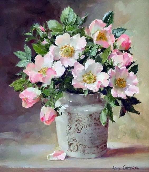 Anne Cotterill，英国一位画画的老奶奶，她比下的花卉每一瓣都好像有自己的灵魂，不管是盛放在什么样容器里，他们都具有鲜活的生命力。