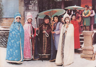 87版电视剧《红楼梦》剧照，琉璃世界白雪红梅。