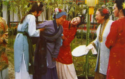 87版电视剧《红楼梦》剧照，刘姥姥嬉游大观园。