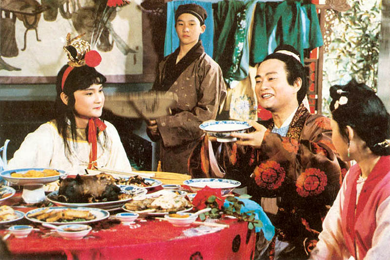 87版电视剧《红楼梦》剧照，薛蟠设宴款待宝玉。