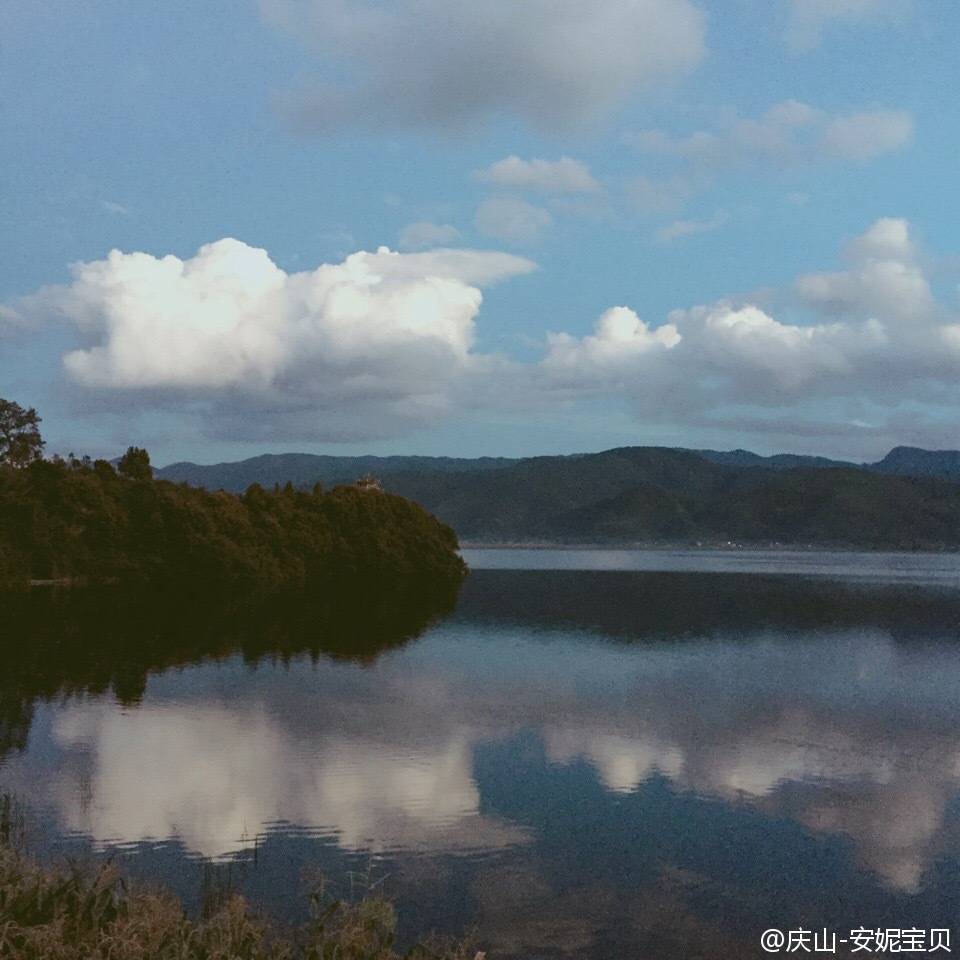 春光寻觅到山峦，明月感应到净湖。