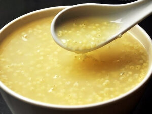 ❁『小米粥』❁用料：小米200克，白糖少量。
做法：小米泡后，煮开加入白糖煮沸即可。