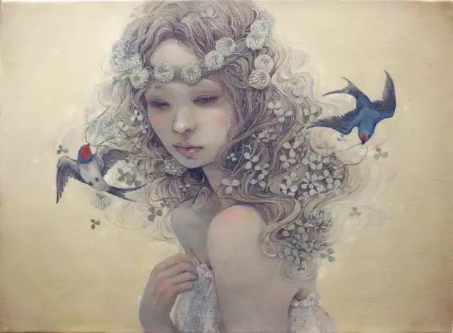 日本女油画艺术家——平野实穗（Miho Hirano） 她毕业于武藏美术大学，现在居住在千叶县，目前是专职艺术家。 她的美女与花鸟油画作品，有着浪漫超现实主义和柔美的拉斐尔前派的细腻和梦想气质。笔下红色眼妆的少女带着淡淡忧伤，花朵青枝蝴蝶小鸟在发间穿梭。