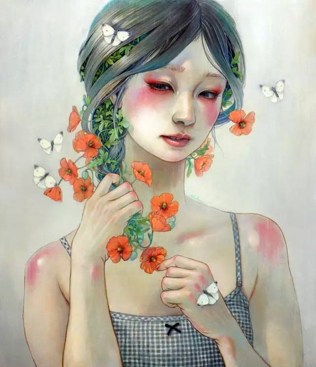 日本女油画艺术家——平野实穗（Miho Hirano） 她毕业于武藏美术大学，现在居住在千叶县，目前是专职艺术家。 她的美女与花鸟油画作品，有着浪漫超现实主义和柔美的拉斐尔前派的细腻和梦想气质。笔下红色眼妆的少女带着淡淡忧伤，花朵青枝蝴蝶小鸟在发间穿梭。