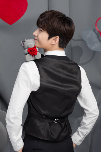 【锁屏系列】杨洋 roseonly诺誓官博 无水印 啊啊啊啊抱走杨总~