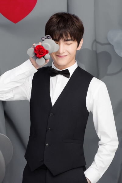 【锁屏系列】杨洋 roseonly诺誓官博 无水印 啊啊啊啊抱走杨总~