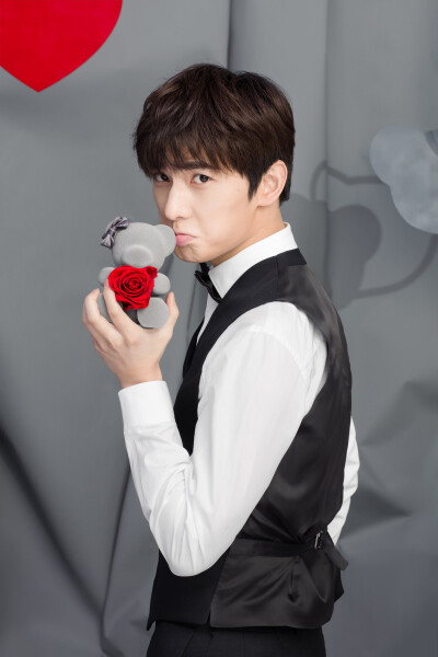 【锁屏系列】杨洋 roseonly诺誓官博 无水印 啊啊啊啊抱走杨总~