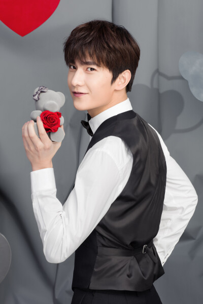 【锁屏系列】杨洋 roseonly诺誓官博 无水印 啊啊啊啊抱走杨总~