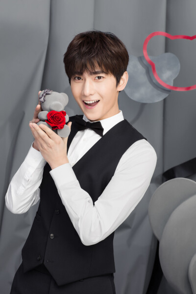 【锁屏系列】杨洋 roseonly诺誓官博 无水印 啊啊啊啊抱走杨总~