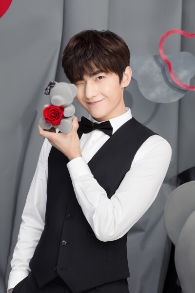 【锁屏系列】杨洋 roseonly诺誓官博 无水印 啊啊啊啊抱走杨总~