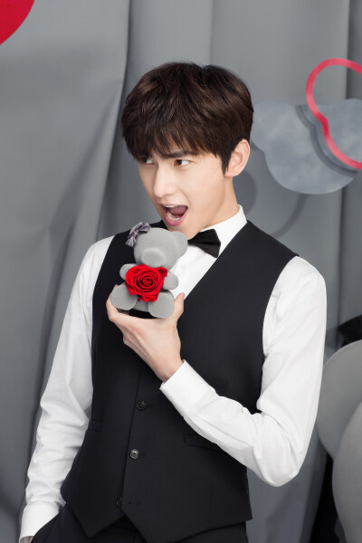 【锁屏系列】杨洋 roseonly诺誓官博 无水印 啊啊啊啊抱走杨总~