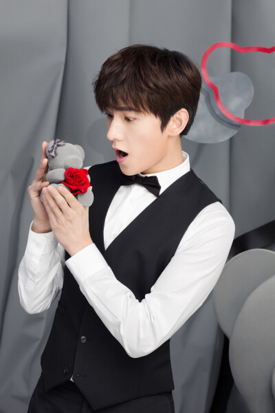 【锁屏系列】杨洋 roseonly诺誓官博 无水印 啊啊啊啊抱走杨总~