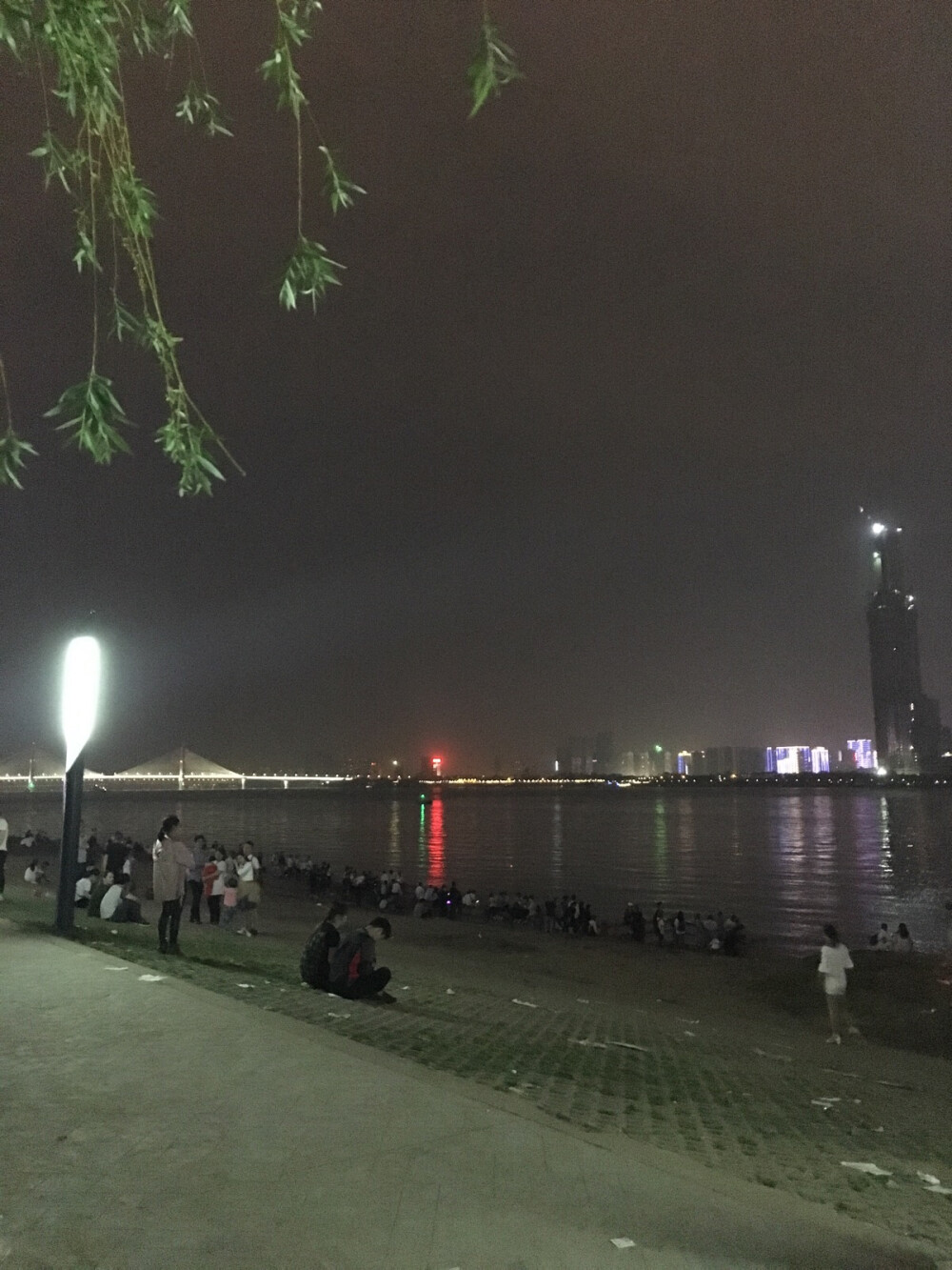 武汉江滩夜景。