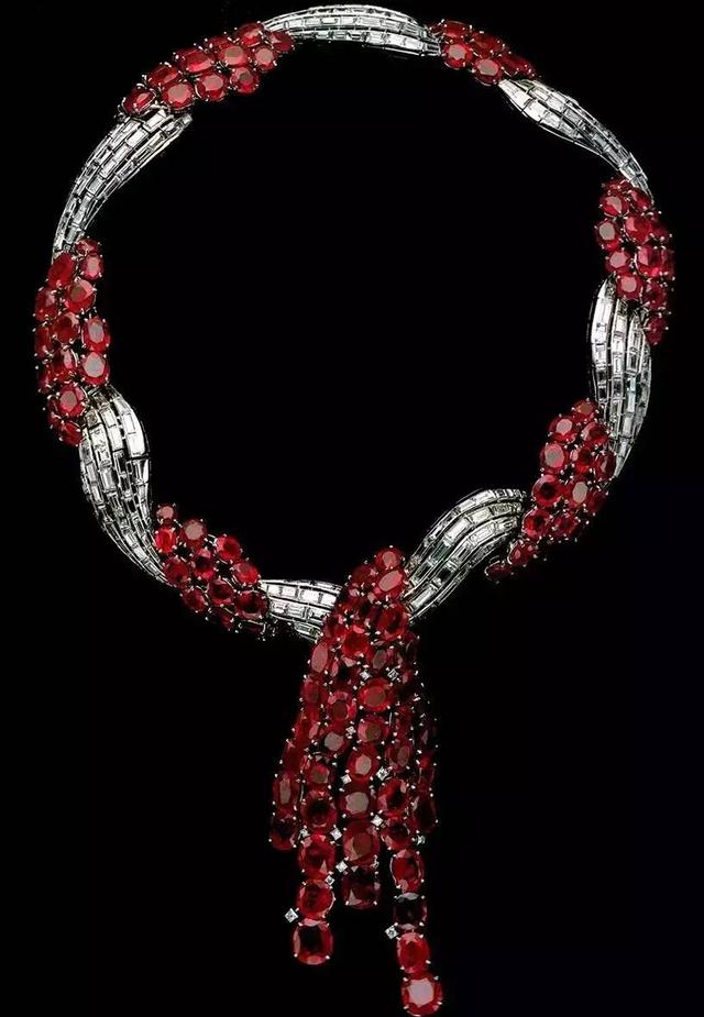 温莎公爵珠宝——铂金红宝石钻石项链/梵克雅宝/1938年
这条红宝石钻石项链是公爵夫人最喜欢的首饰，是公爵送给她的40岁生日礼物，上面铭刻着“我的沃利斯，来自她的戴维。1936”。沃利斯是公爵夫人的名字，戴维是公爵的教名。 夫人很钟爱这条精致的项链，戴着它出席过很多场合。
