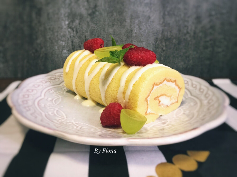 20170521早！今天的早餐格外美貌 有小雨送来的树莓和青提 特别开心[偷笑] 特意烤了小四卷来配她们 有没有特别小清新! 饮品是蜂蜜柠檬花果茶 #每日两人份早餐ByFiona# #Fiona的小厨房#