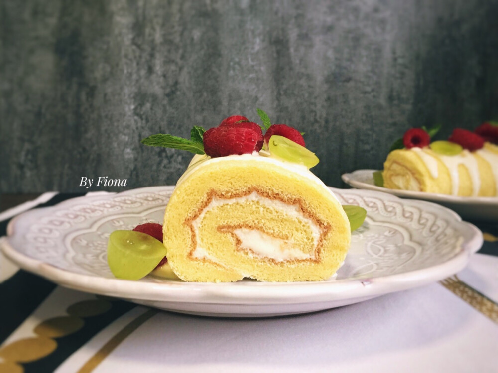 20170521早！今天的早餐格外美貌 有小雨送来的树莓和青提 特别开心[偷笑] 特意烤了小四卷来配她们 有没有特别小清新! 饮品是蜂蜜柠檬花果茶 #每日两人份早餐ByFiona# #Fiona的小厨房#