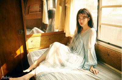 #正规四辑Palette#扫图
李知恩（IU），1993年5月16日出生于韩国首尔特别市，韩国女歌手，演员，主持人。