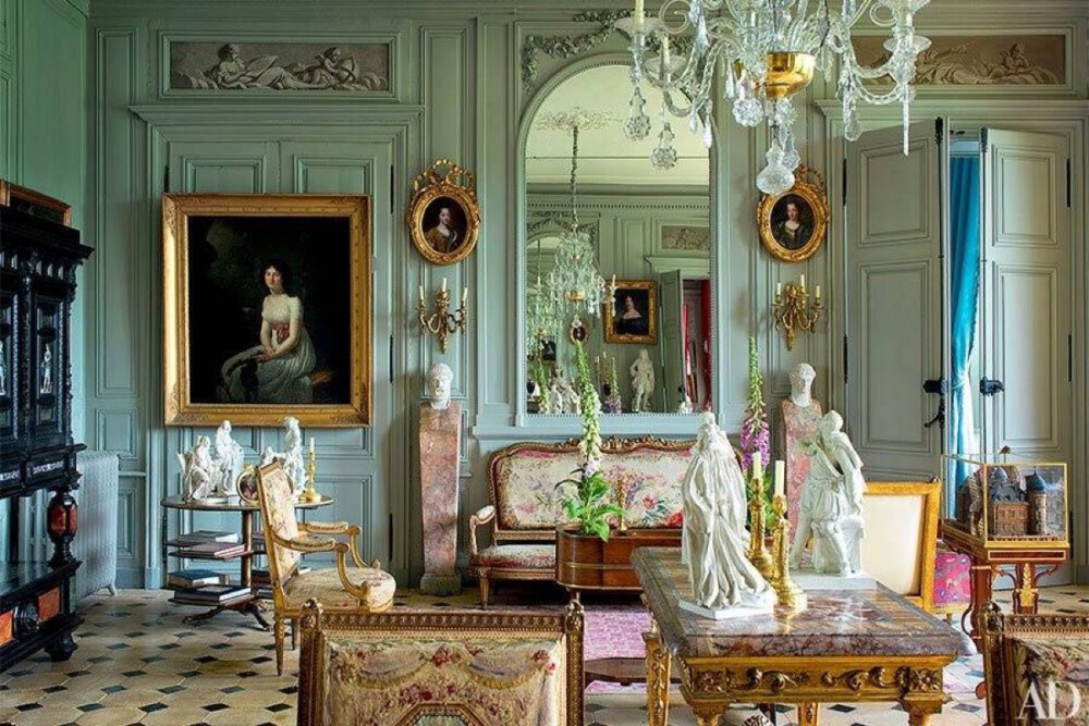 这座建于17世纪初的别墅位于法国勃艮第，如今为法国电影人Jean-Louis Remilleux所有。Jean-Louis保留了别墅原貌，增加了英式园林。这里每一处都经精心设计，每件绘画、挂毯、吊灯、家具、瓷器都是精美绝伦的艺术珍品。 ​