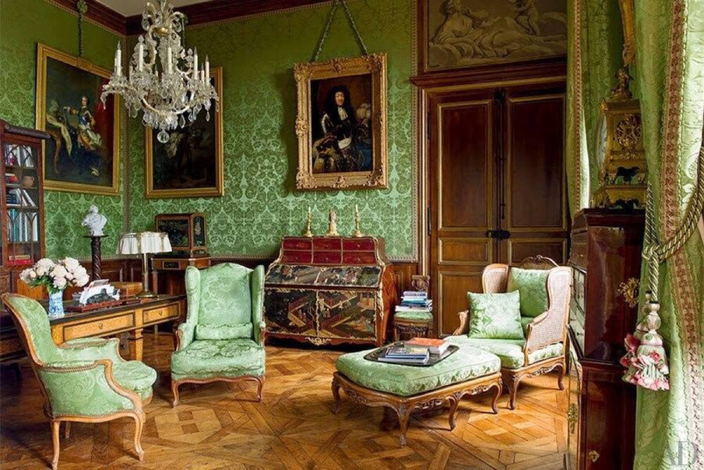 这座建于17世纪初的别墅位于法国勃艮第，如今为法国电影人Jean-Louis Remilleux所有。Jean-Louis保留了别墅原貌，增加了英式园林。这里每一处都经精心设计，每件绘画、挂毯、吊灯、家具、瓷器都是精美绝伦的艺术珍品。 ​