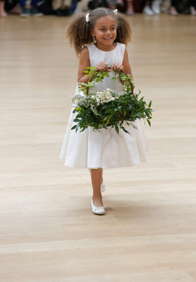 Oscar de la Renta（奥斯卡·德拉伦塔）发布2018春夏婚纱系列