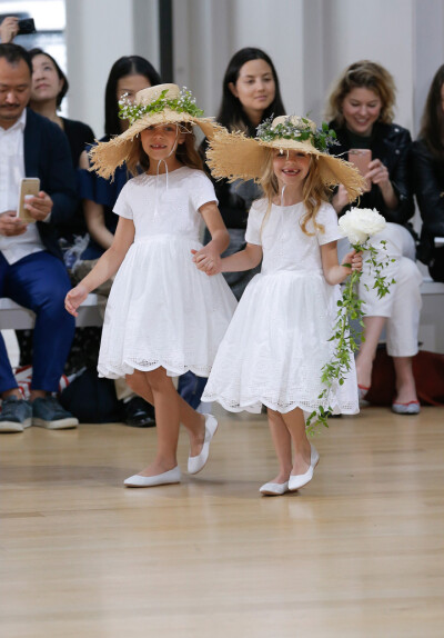 Oscar de la Renta（奥斯卡·德拉伦塔）发布2018春夏婚纱系列