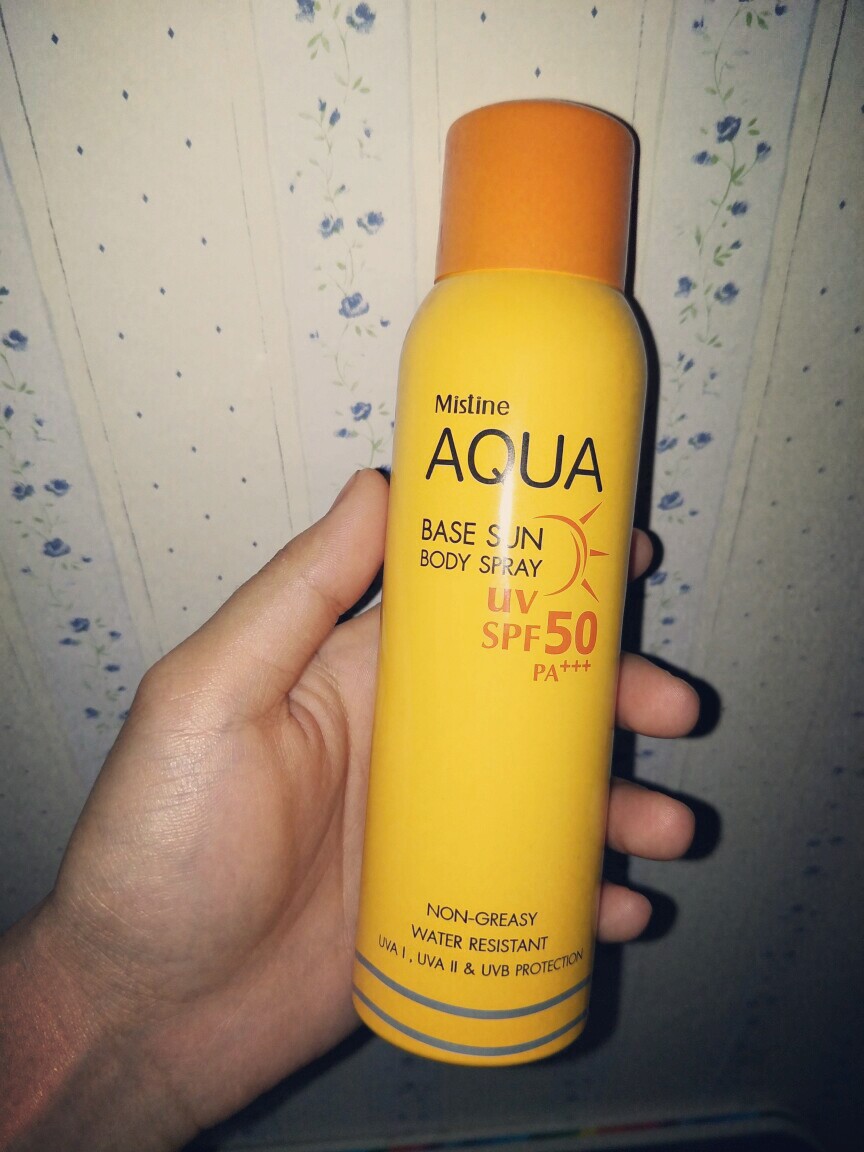 泰国Mistine AQUA多重防护隔离喷雾100ml。PA+++ SPF50。40rmb左右?；岱喊?抹匀之后都觉得像抹了一层粉)，喷完抹匀的时候会有颗粒感，而且有点油。气味有些香到刺鼻。而且喷脸的时候很容易喷到头发上，头发都油了量有点少，刚买来时摇晃就觉得只有半瓶多，果然我只喷了两三星期竟然就没了。值得肯定的只有它的防晒值了吧。。。