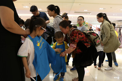 玩偶大师携手黄岛麦凯乐举办‘偶的儿童节玩偶展’之520百人百米绘画活动